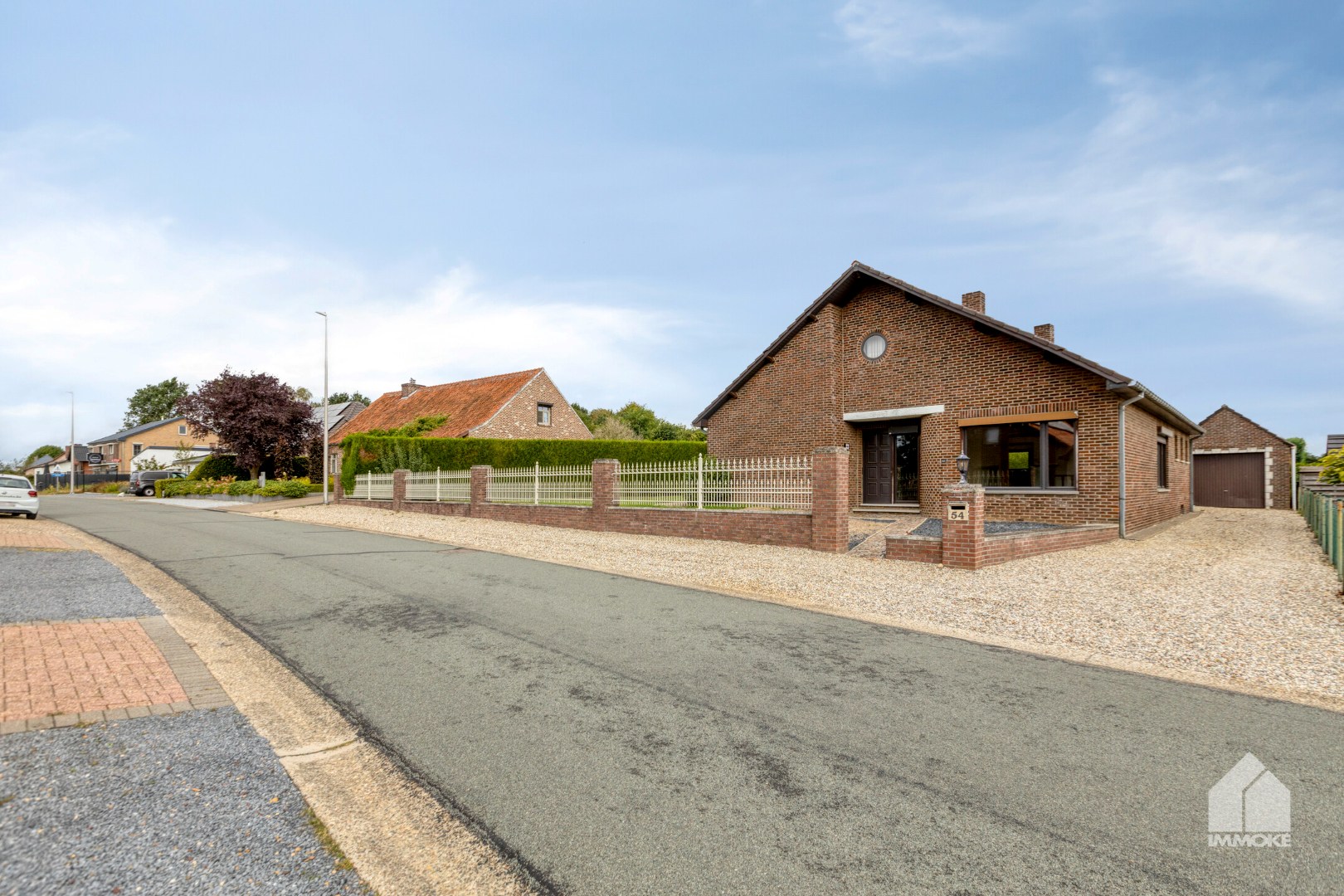 Te renoveren woning op 8a 40ca met 3 slpk en vrijstaande garage. 