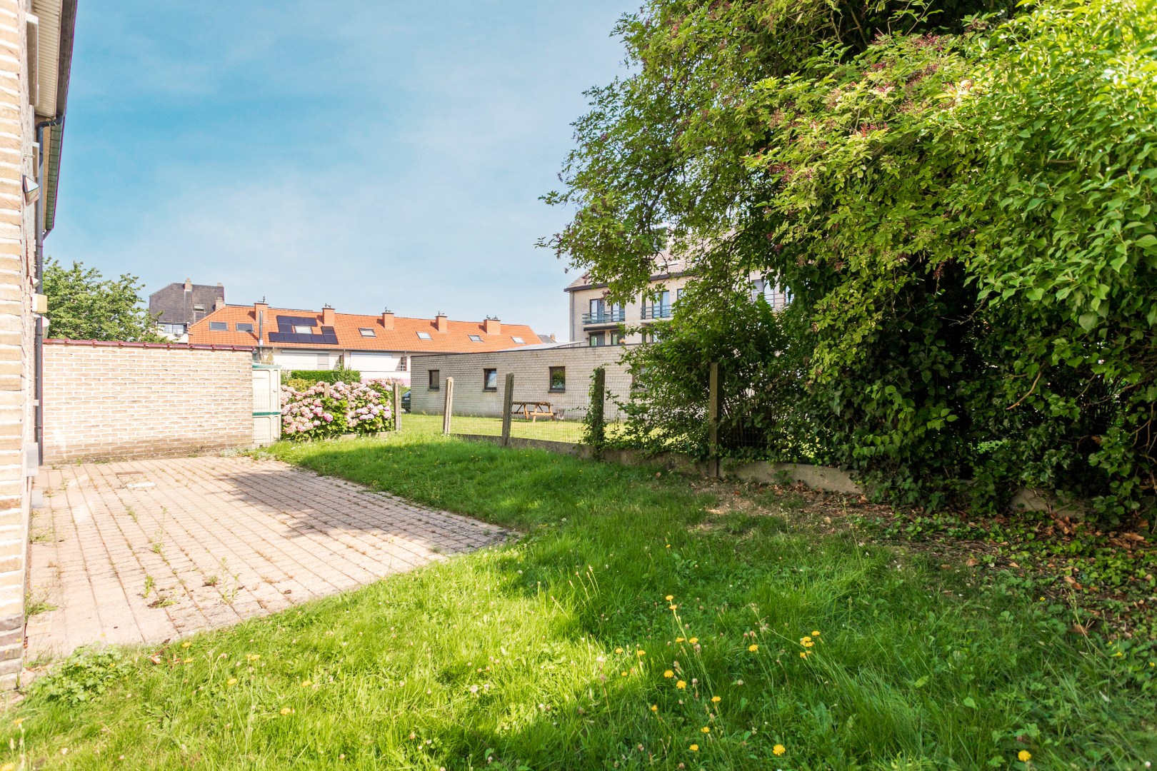 Verzorgde woning met 3 slpk, tuin en garage te Halle 