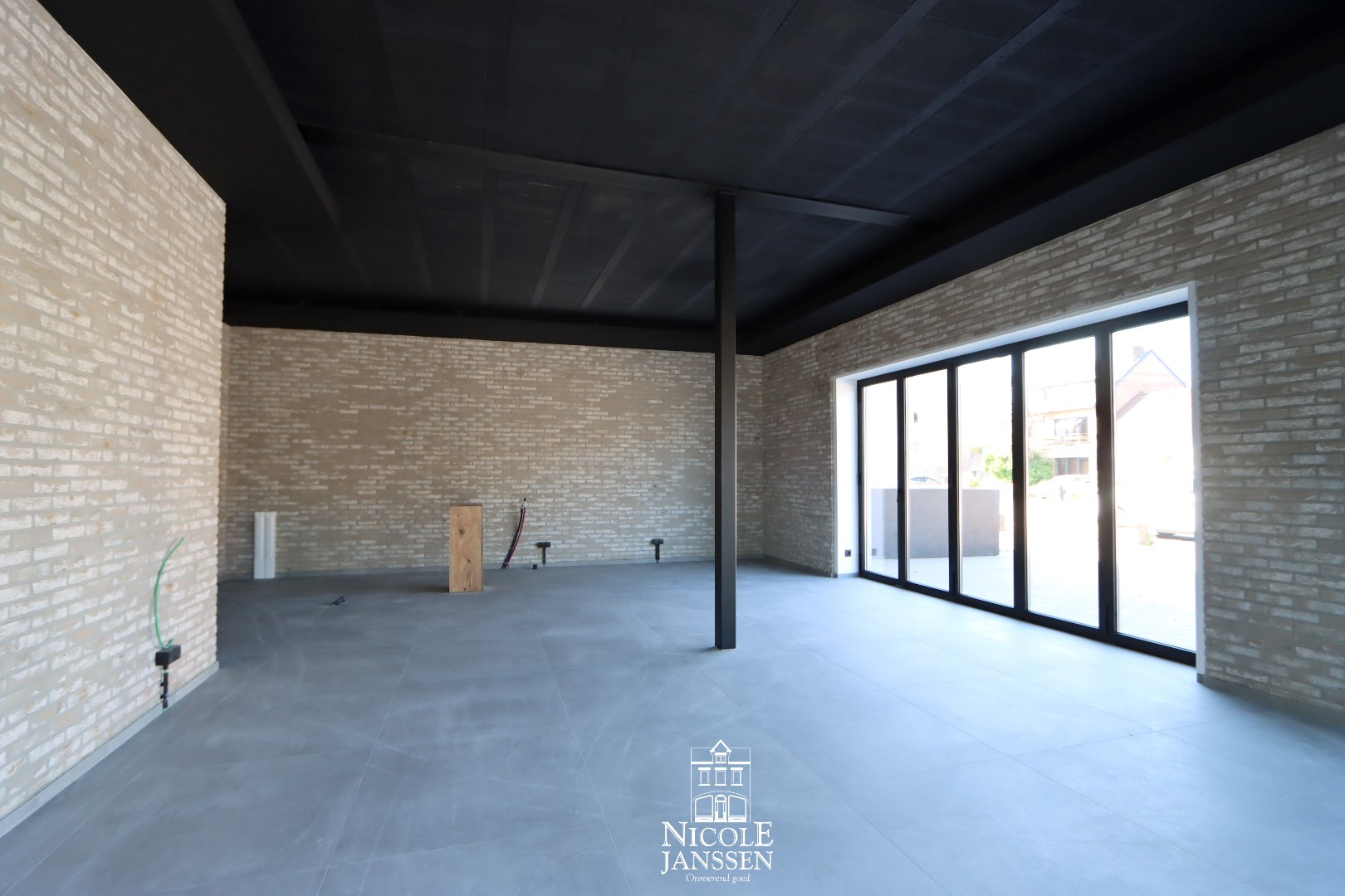 Veel  natuurlijk lichtinval door de grote raampartijen 