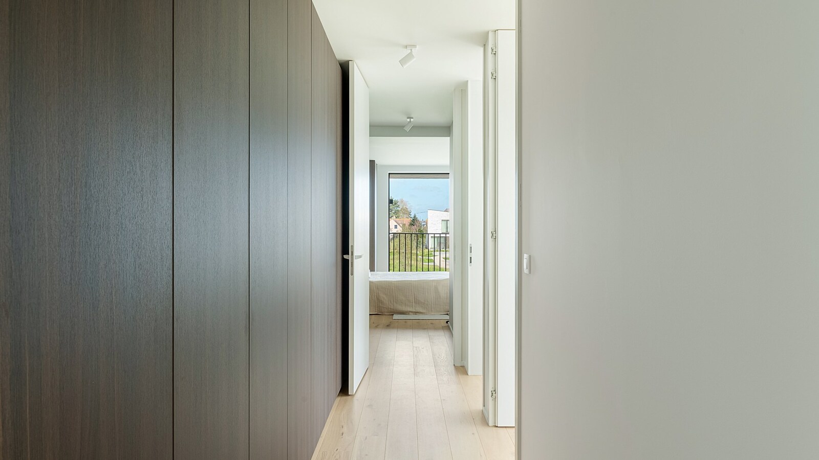 Exclusief verblijf met lift, terrassen en uitzonderlijke volumes in een groene-autovrije verkaveling te Knokke. 