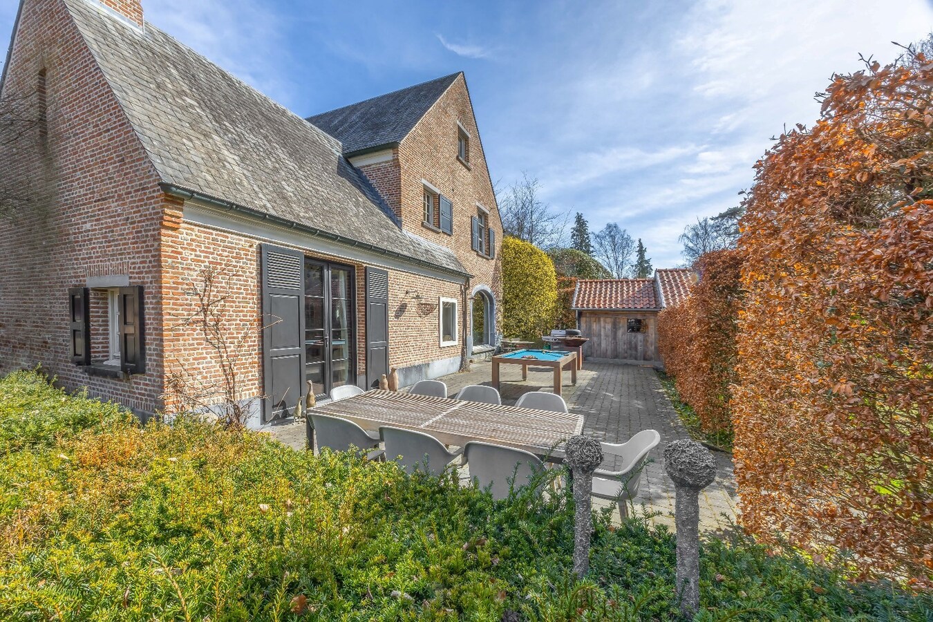 Sels villa met 4 slaapkamers, dubbele carport en garage, Zuid-West tuin op een perceel van 1.991 m² te Schilde - 's-Gravenwezel, 