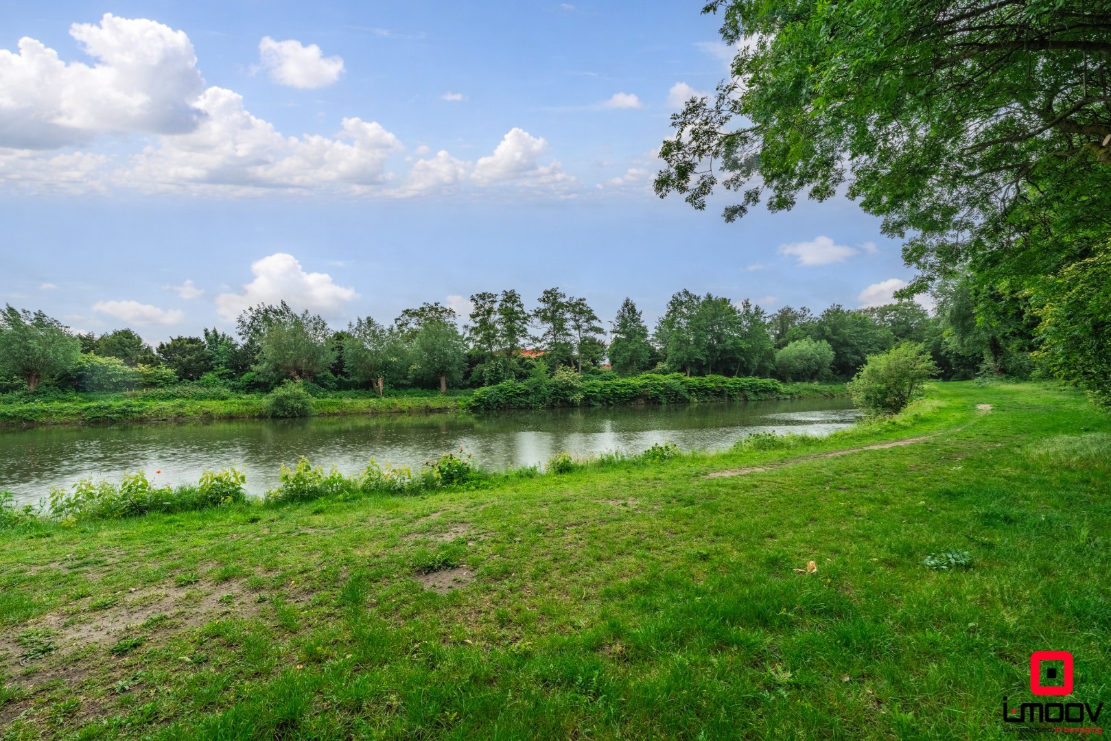 Karaktervolle voormalige apotheekwoning met groene tuin aan het water nabij UZ Gent 