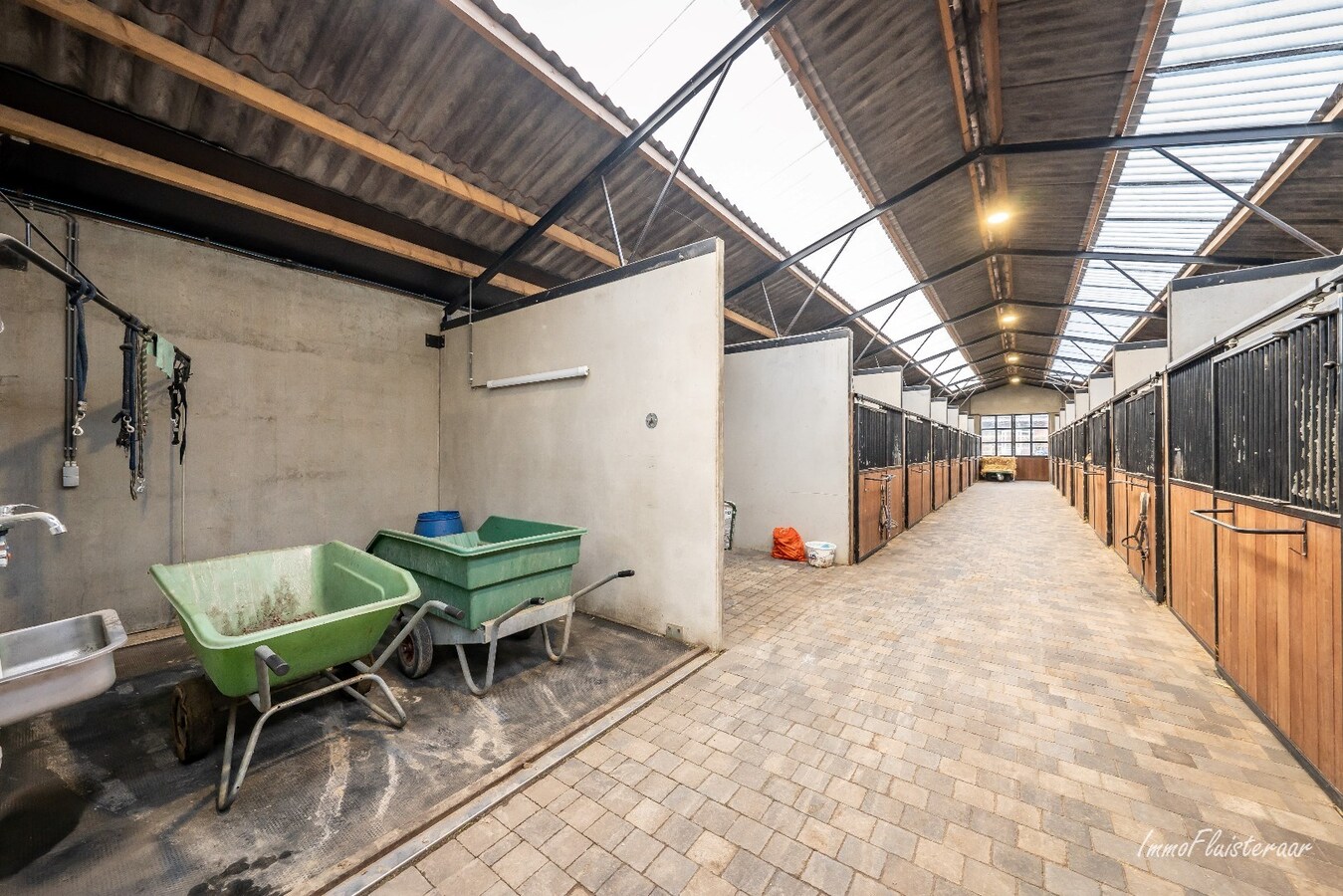 Prachtige villa met hippische accommodatie en binnenpiste op ca. 2ha te Paal 