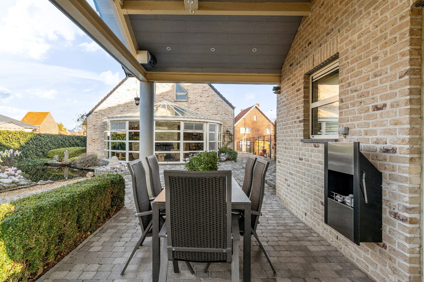 Duurzame, veelzijdige woning met karakter, energiezuinig comfort én prachtige tuin, op toplocatie. 