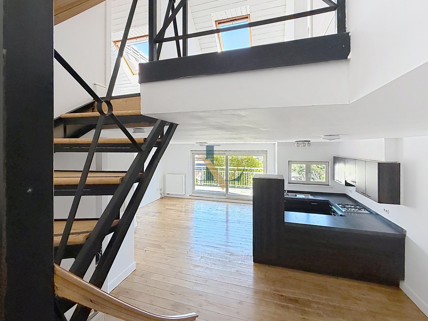 Instapklaar duplex appartement met 2 slpk. en 2 bdks. en mooi terras. 