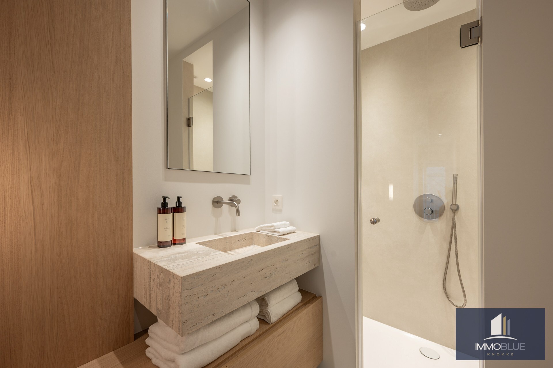 Prachtig gerenoveerd drie-slaapkamerappartement op een toplocatie vlak bij de Zeedijk en genietend van een zijdelings zeezicht. 