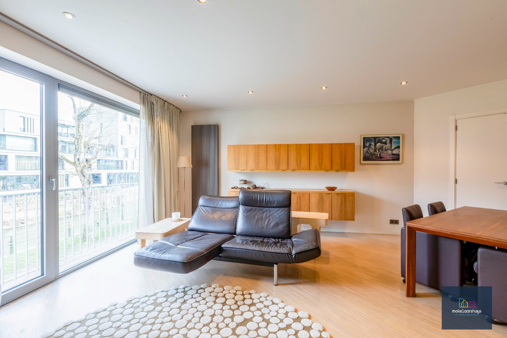 Ruim en goed gelegen 1-slp.app. met groot terras en overdekte staanplaats 