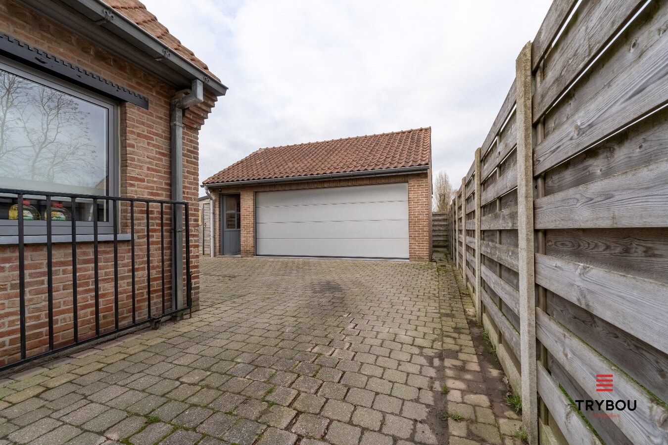 Instapklare gezinswoning met ruime tuin en dubbele garage in Poelkapelle 