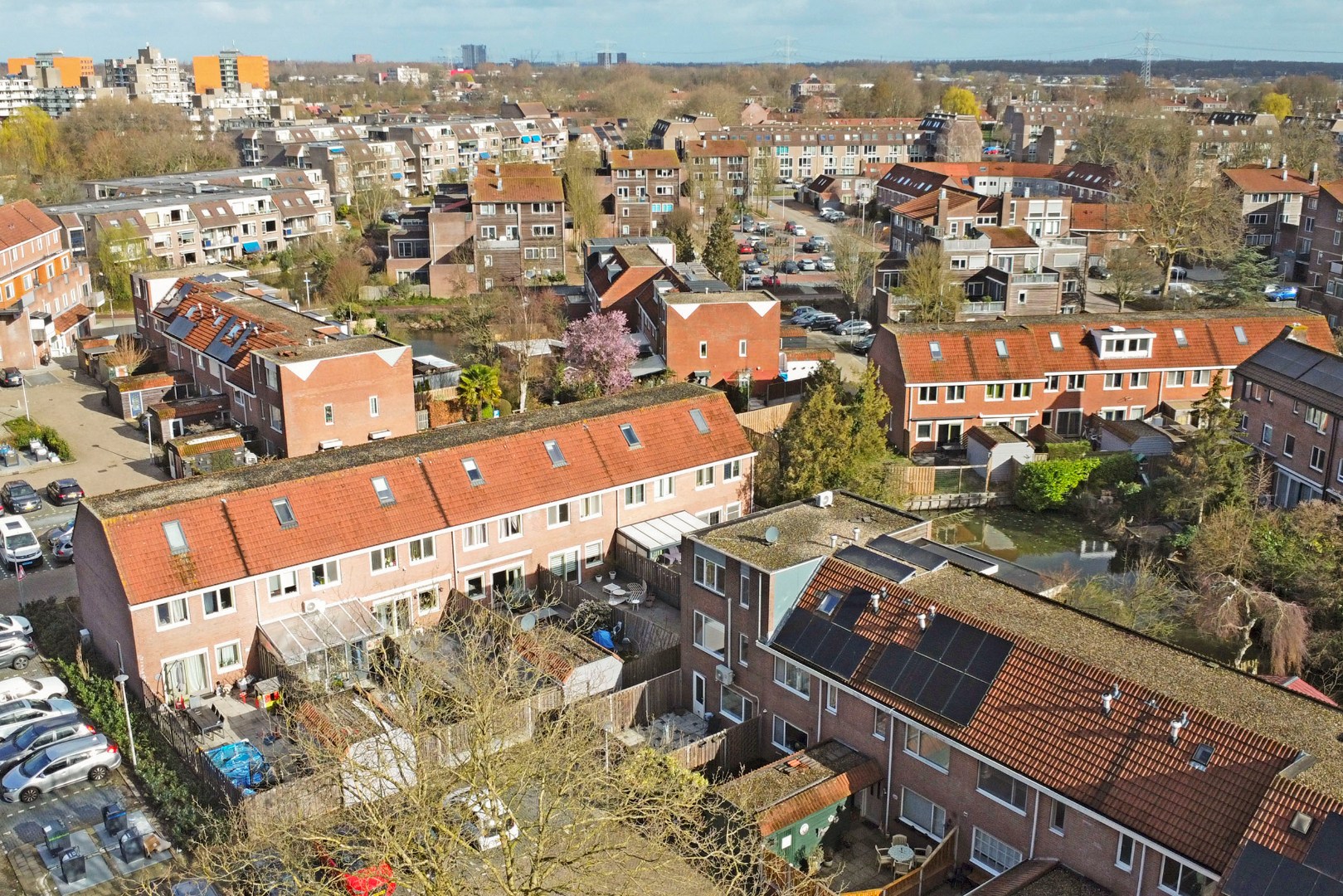 2-kamer hoekwoning met  ruime slaapkamer met airconditioning, tuin op het zonnige zuidwesten. 