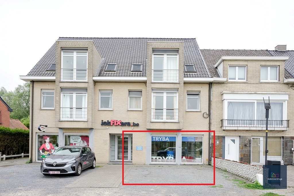Commercieel gelegen kantoor of winkelruimte met 2 parkeerplaatsen 