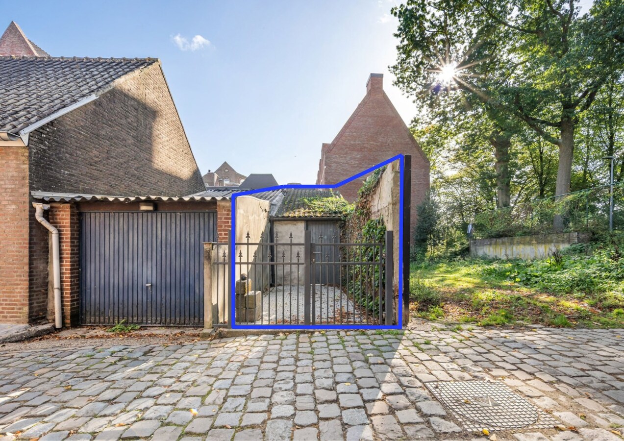 Ruime stadswoning in het centrum van Maaseik in een verkeersarme, doodlopende straat! 