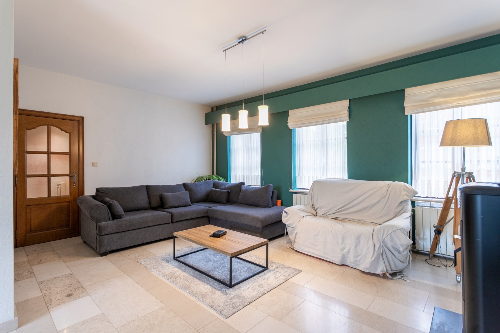 Ruime woning met naastgelegen bouwgrond en loods 