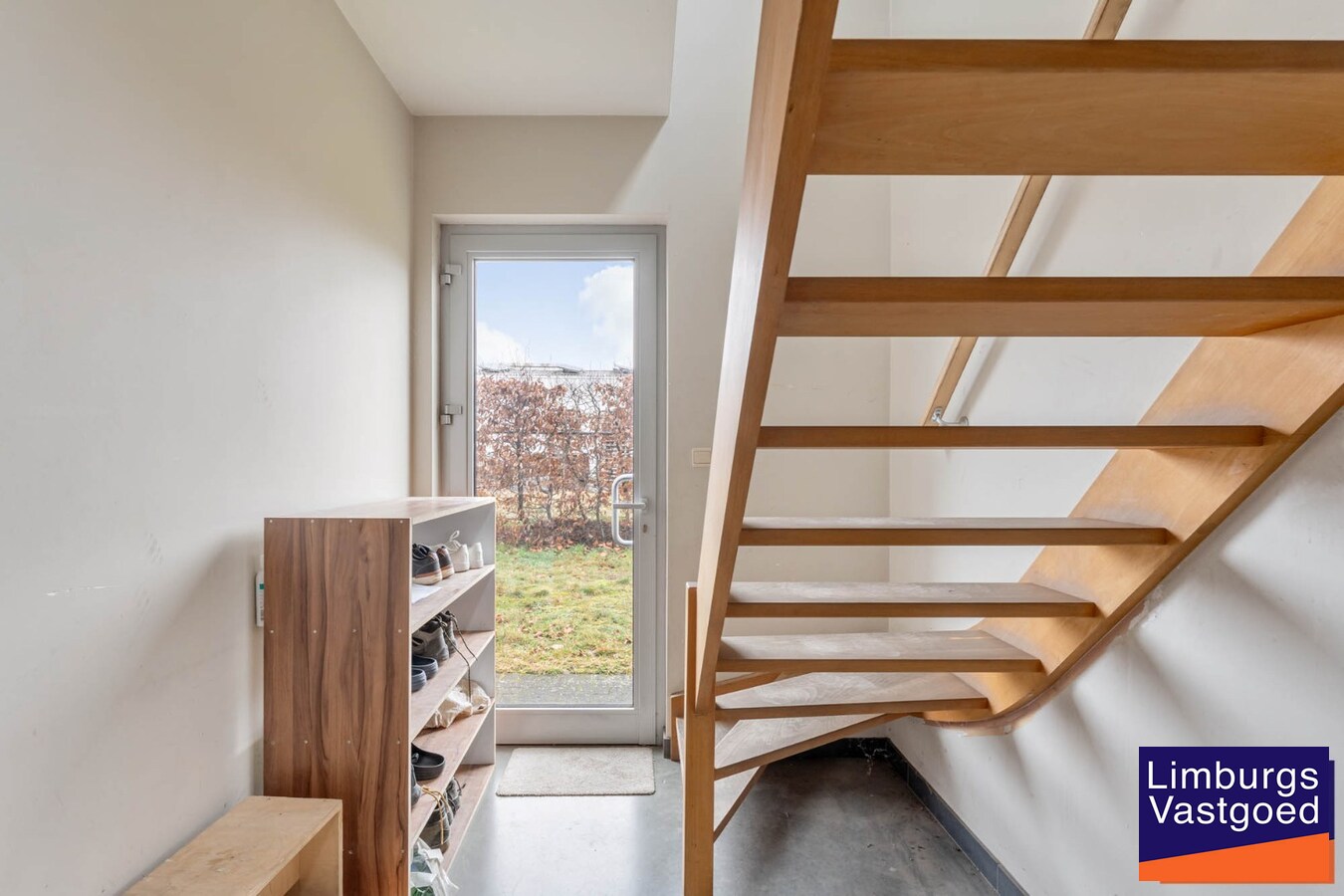 Industrieel gebouw, met woonst.1.696m², met kantoren 120m² + appartement 120m², Genk-Zuid 