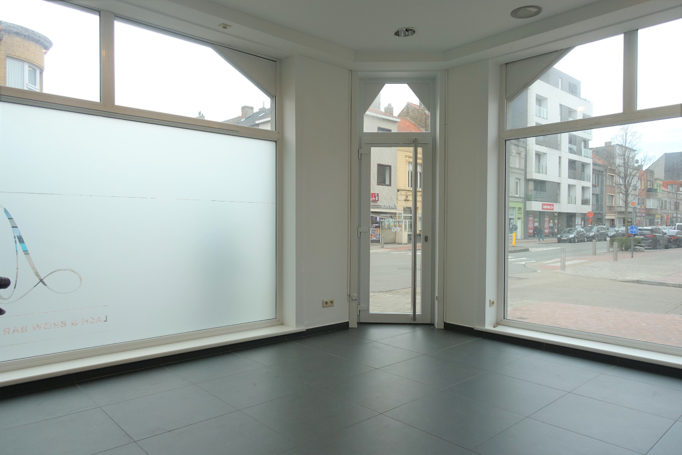 Polyvalent hoekpand met karaktervol appartement en terras 