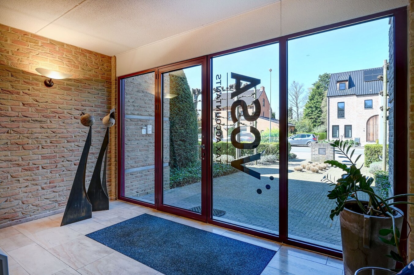 Uitzonderlijk kantoorgebouw met woonst 