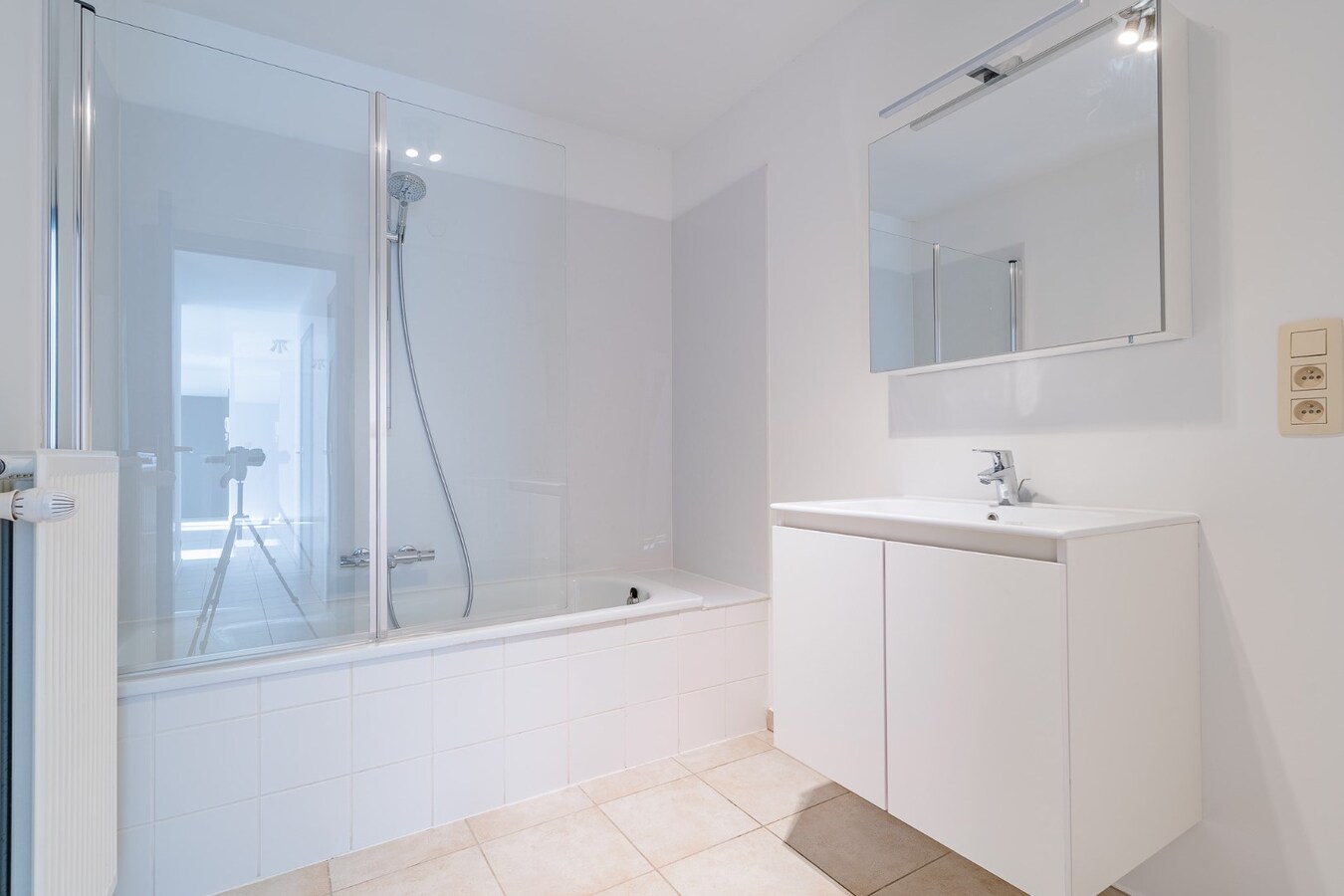 Superbe appartement 2 chambres avec balcon, parking couvert sécurisé et cave, idéalement situé, à proximité du Parc et de toutes commodités ! 