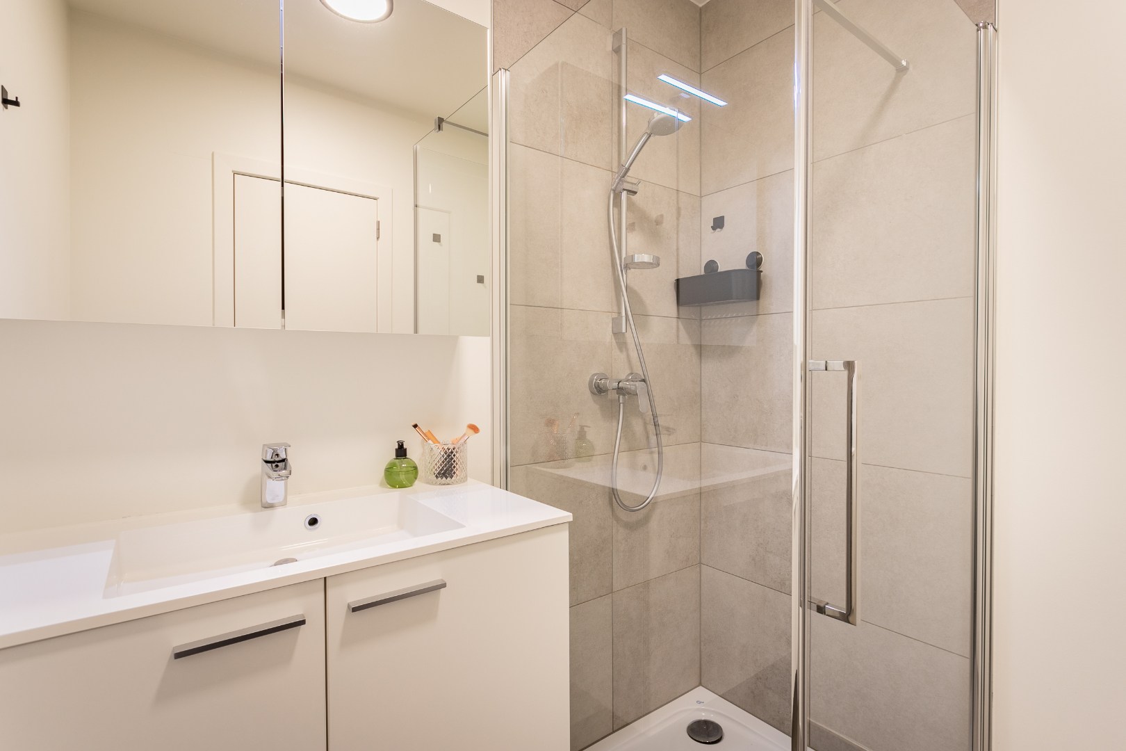 Recent, energiezuinig appartement met 2 slpks, 2 terrassen en autostaanplaats 