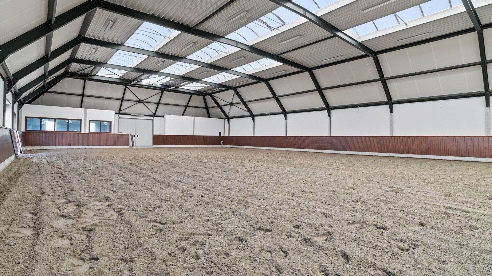 Luxueus landhuis met binnen- en buitenpiste en paardenstallen op een domein van ca. 3 ha te As 