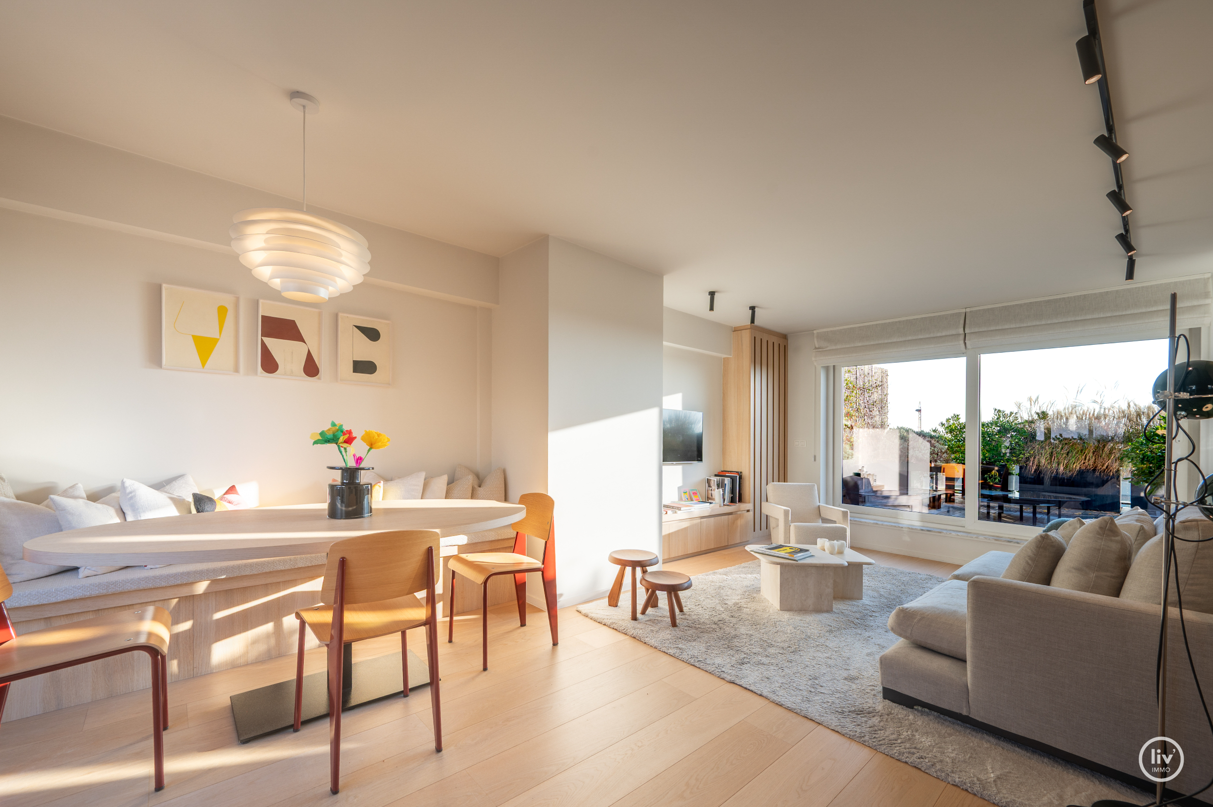 Voici la traduction en français :Appartement lumineux et également en penthouse, idéalement situé entre le Zoute et le centre commercial (possibilité d'acquérir une place de garage à proximité de l'ap 