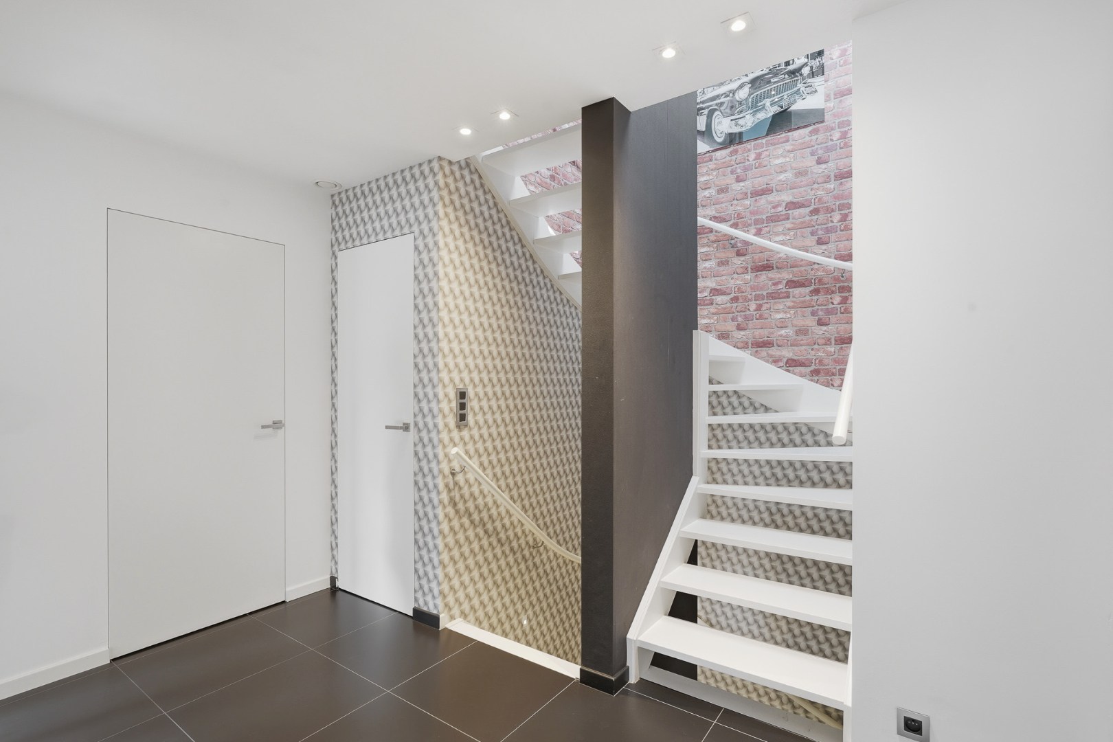 Moderne halfopen bebouwing met zonnige tuin en hoogwaardige afwerking 