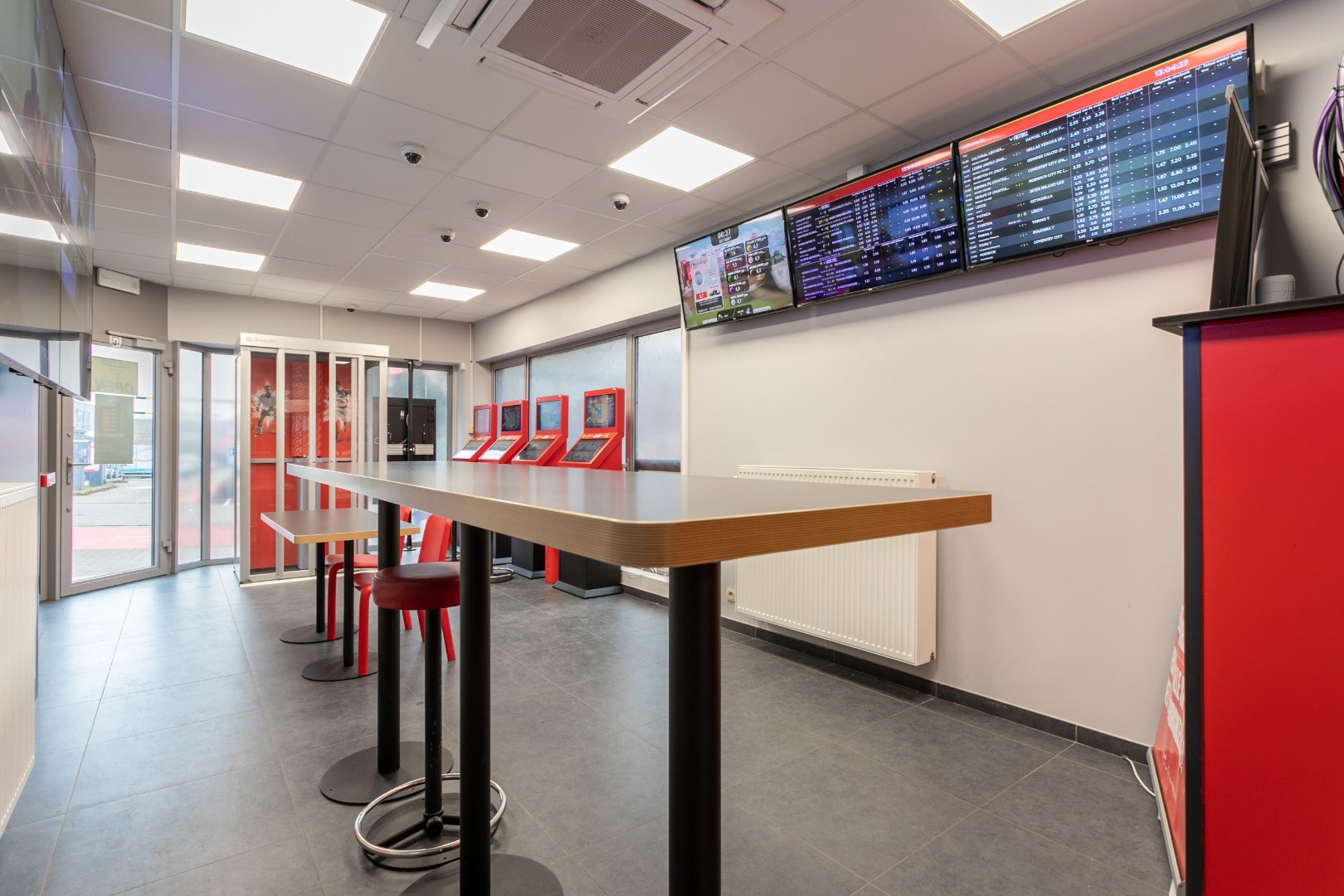 Opbrengsteigendom: commercieel glv en 3 appt 