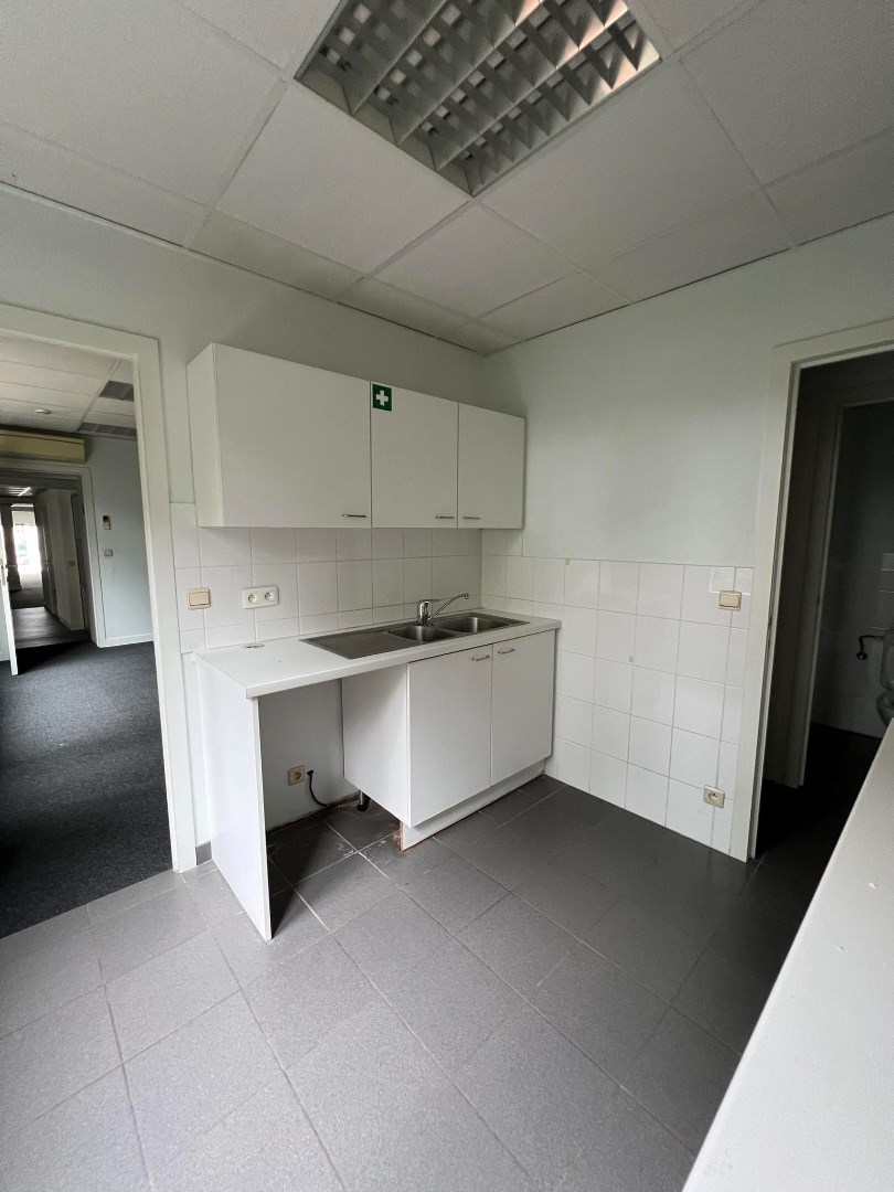 Ruim handelspand (+/- 400m²) te huur gelegen op TOPLOCATIE in Geel! 