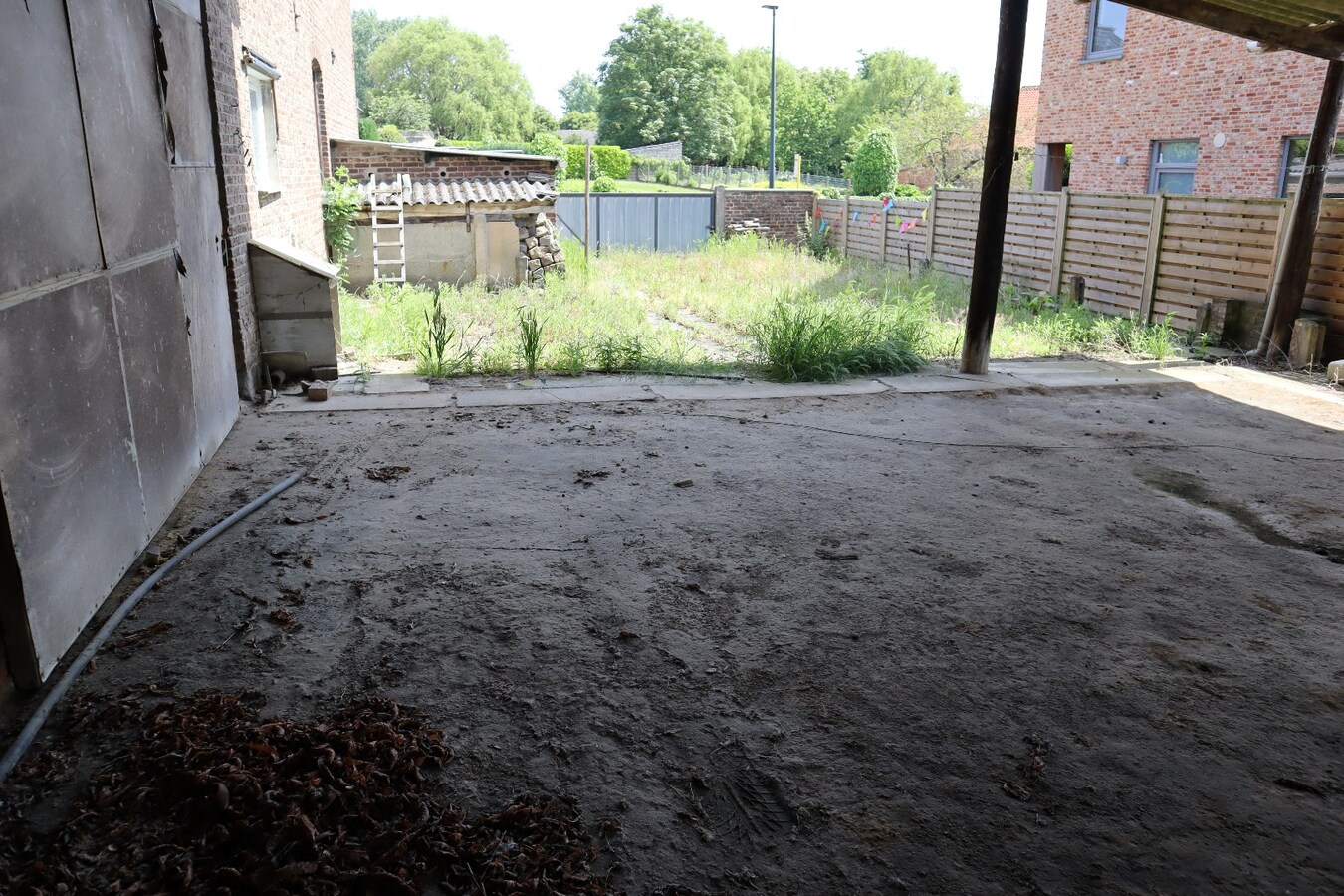 Ruime te renoveren hoeve met schuur en opslagplaatsen + mogelijkheid voor projectgrond 