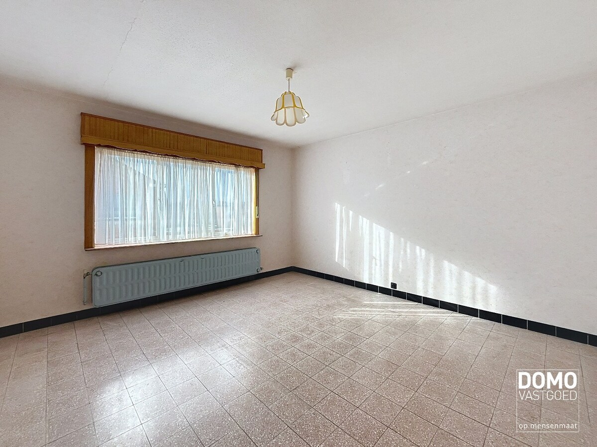 TE RENOVEREN WONING MET GARAGE, 3 SLAAPKAMERS EN GEZELLIGE TUIN OP EEN PERCEEL VAN 8A14CA 