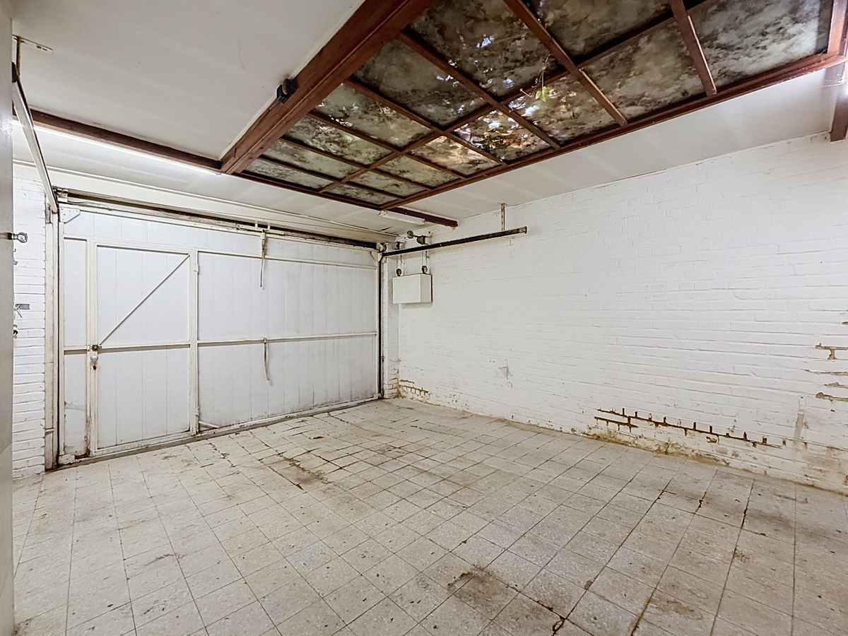Ruime, te renoveren woning met garage en tuin te Bevegem 