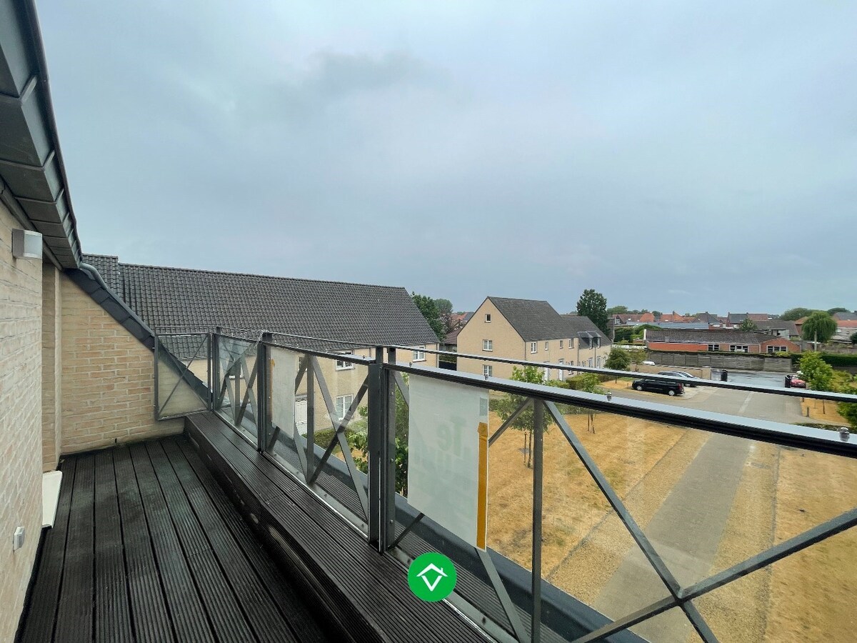 Rustig gelegen duplex appartement met 2 slaapkamers en autostaanplaats te Lichtervelde VRIJ 1/08/2026 