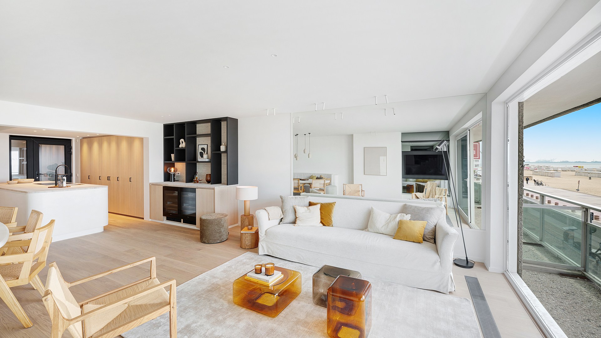 Op een absolute topligging aan de zeedijk in het Zoute bevindt zich dit prachtig gerenoveerde appartement op de eerste verdieping van een standingvolle residentie, met een gevelbreedte van 5,20 meter 