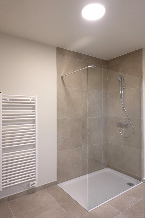 Instapklaar nieuwbouwappartement met 2 slaapkamers en ruim terras in centrum Jabbeke 