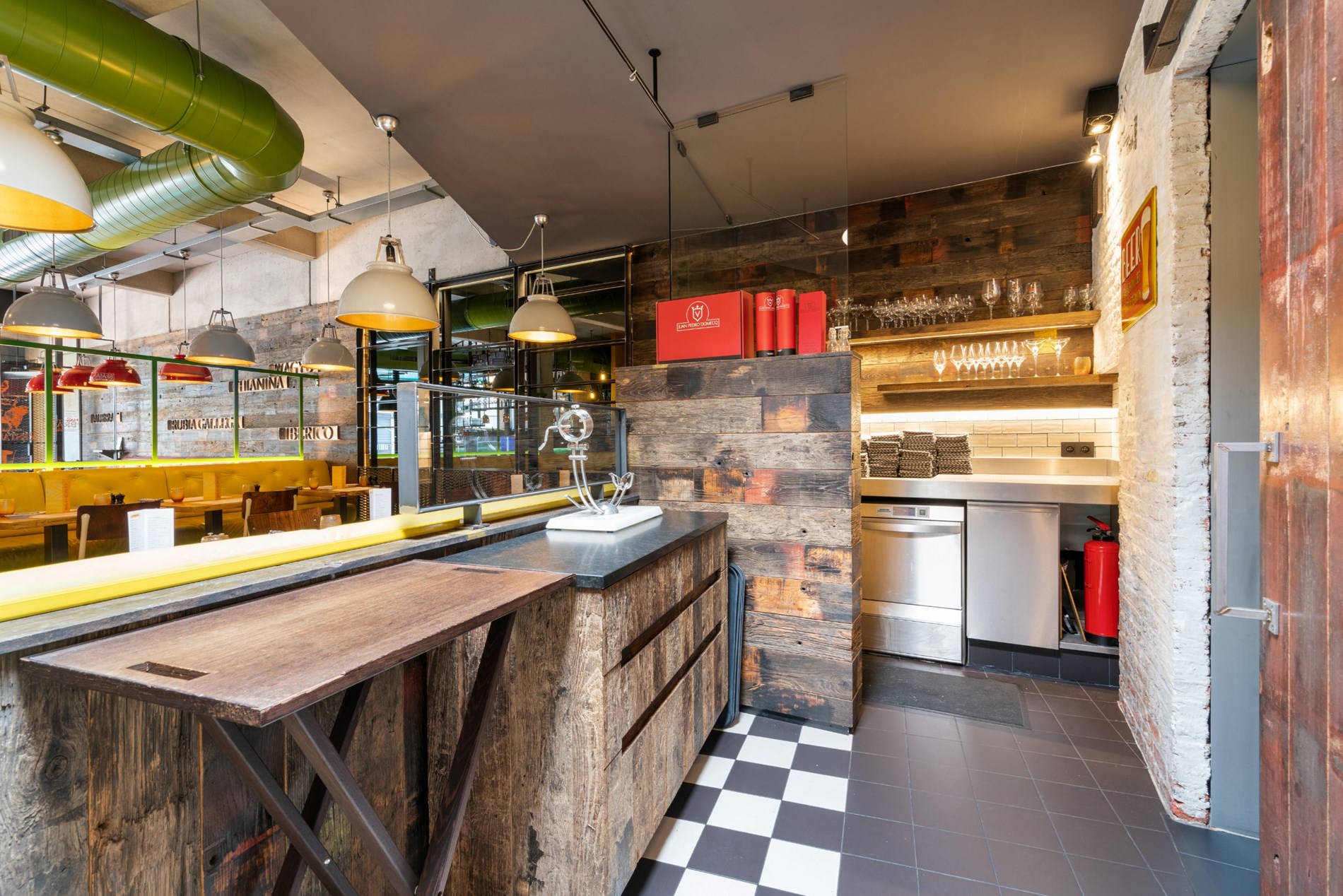 Magnifique local commercial fini (°2015), aménagé en restaurant équipé de toutes les technologies récentes et en excellent état, situé au centre de Knokke, à proximité de l'avenue Lippens et du marché 