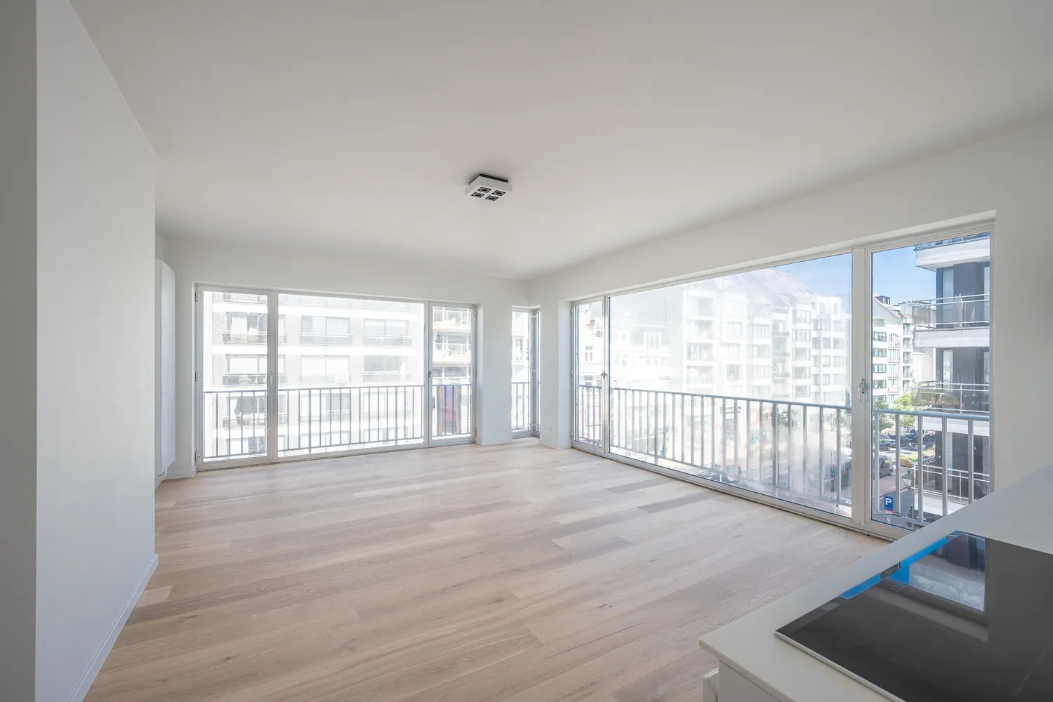 Prachtig gerenoveerd appartement met 3 slaapkamers centraal gelegen op de Lippenslaan te Knokke. 