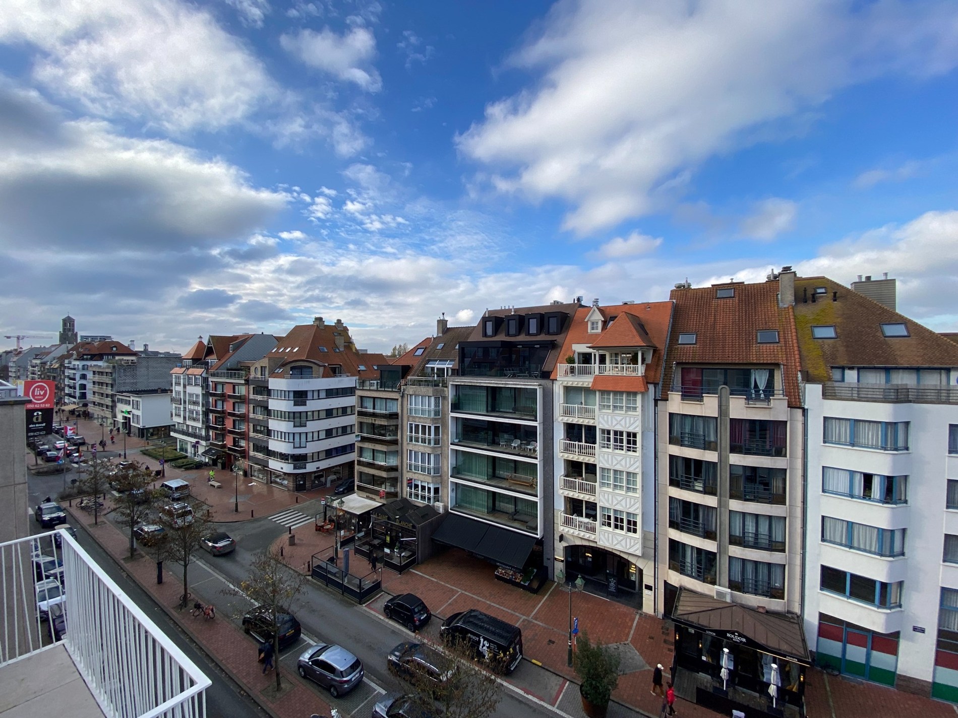 Appartement en duplex avec 3 chambres à coucher complètes et deux grandes terrasses ensoleillées offrant une vue dégagée, situé du côté ensoleillé de l'avenue Lippens. 