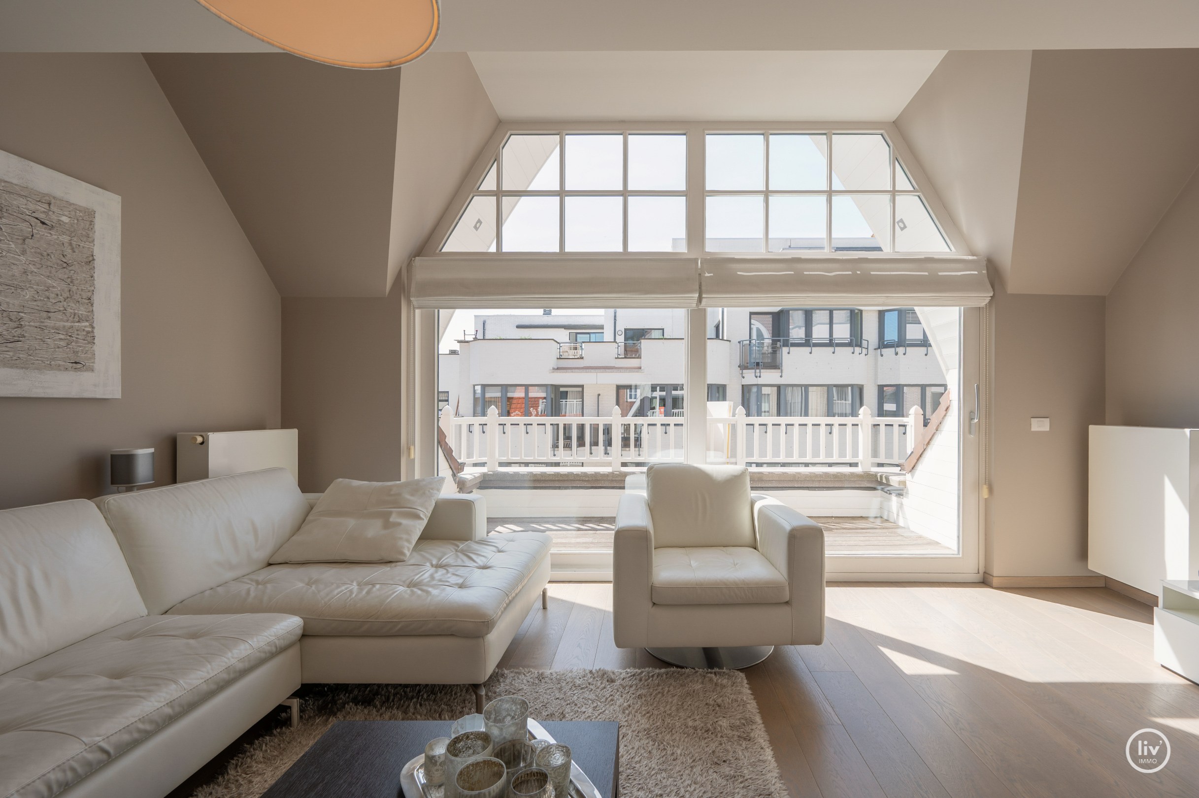 Appartement en duplex ensoleillé et spacieux avec terrasse orientée plein sud situé dans la Zoutelaan à Knokke. 