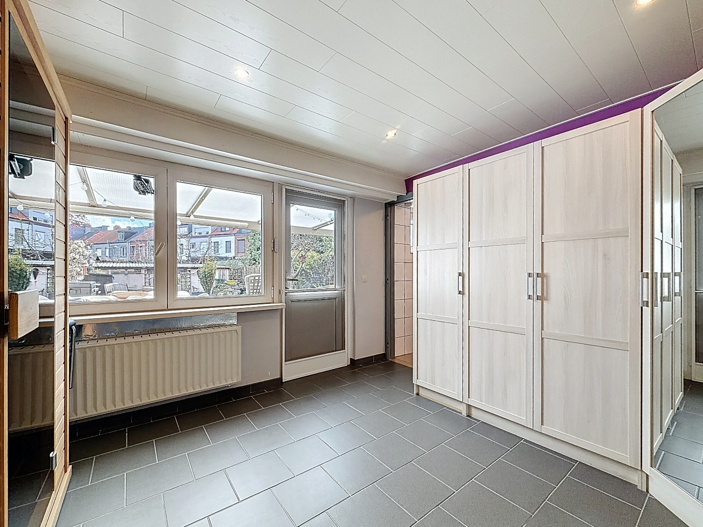 Instapklare bel-etage woning met mooi aangelegde tuin in Merksem 