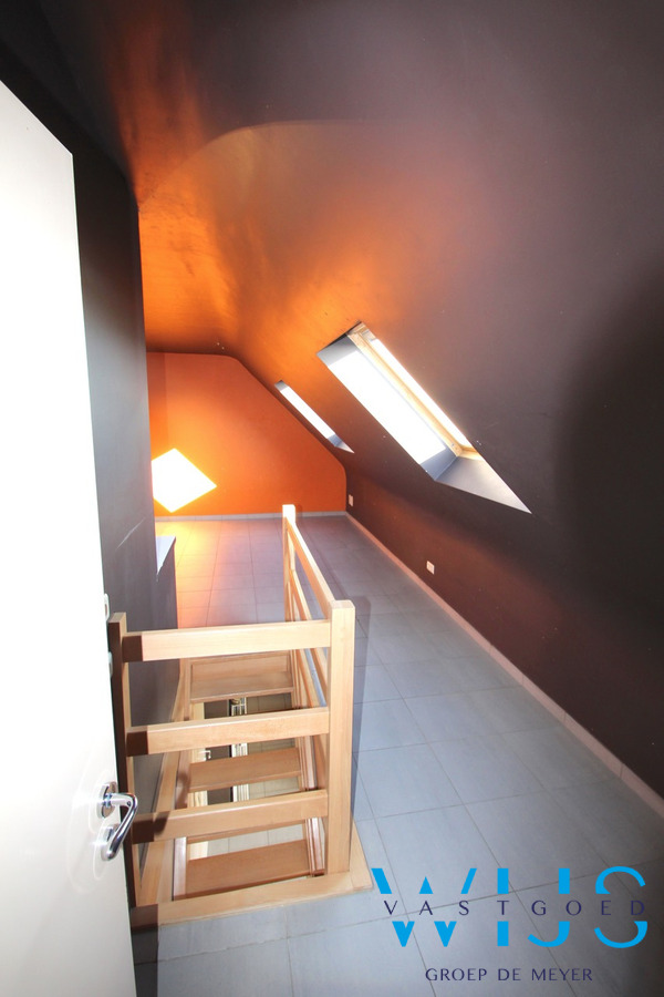 Zeer ruim lichtrijk appartement met 4 slaapkamers ! 