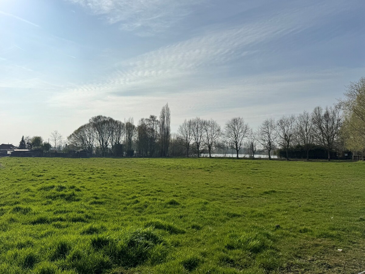 Alleenstaande woning met naastliggend stuk bouwgrond en weide te Eernegem 