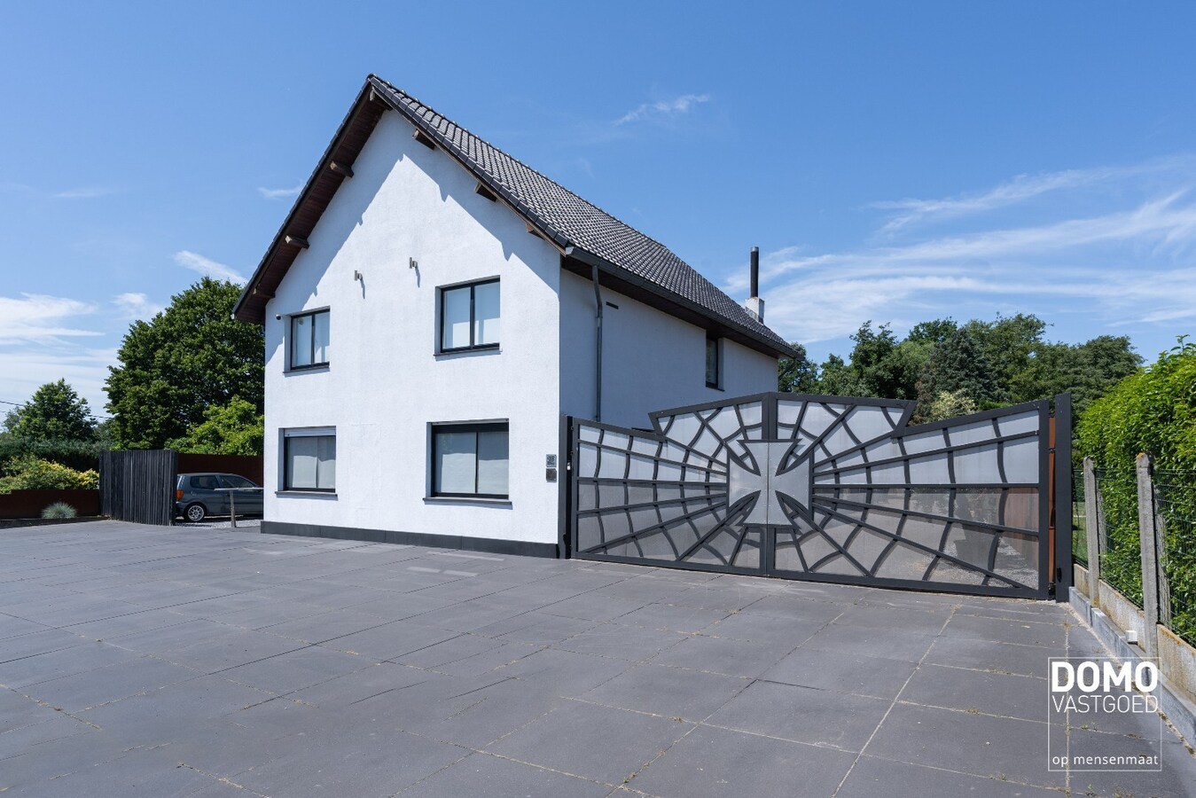 UNIEKE EIGENDOM MET WONING, 2 APPARTEMENTEN EN MAGAZIJNEN OP 13A88CA 