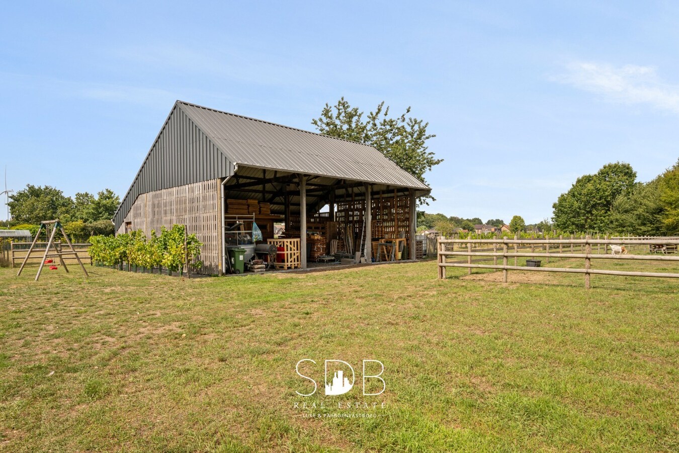 Charmante woning met aparte kantoorruimte op 14.569 m² 