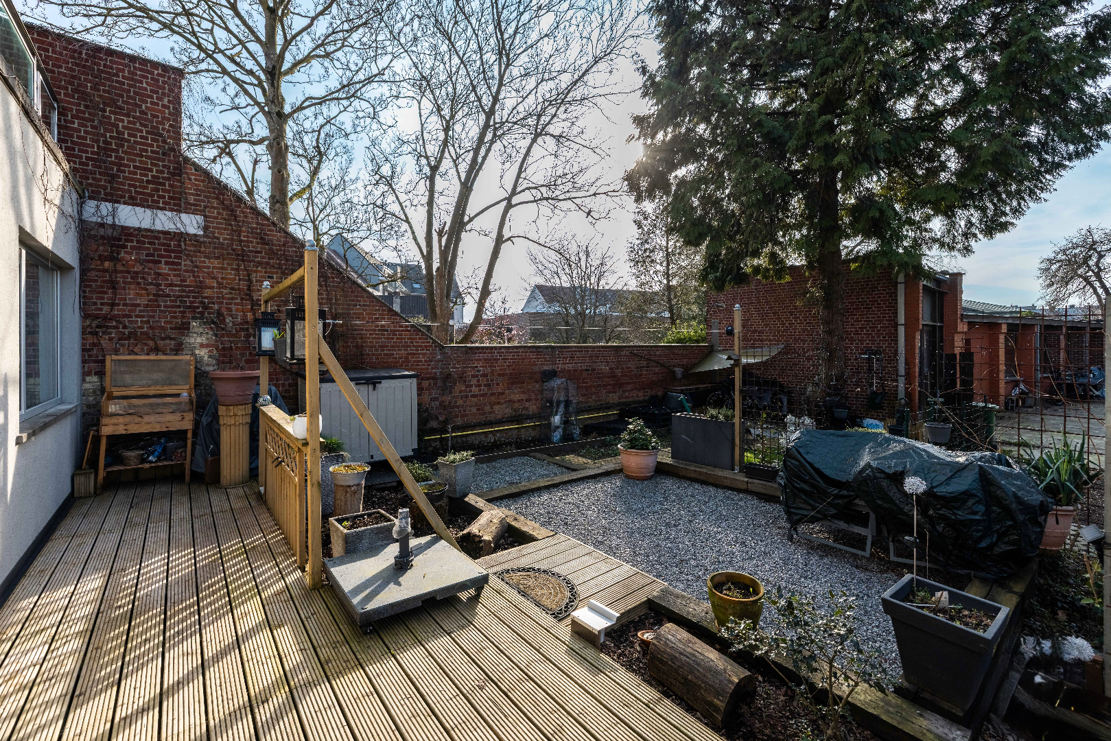 Instapklaar gelijkvloers appartement met tuin en parking in Sint-Amandsberg 