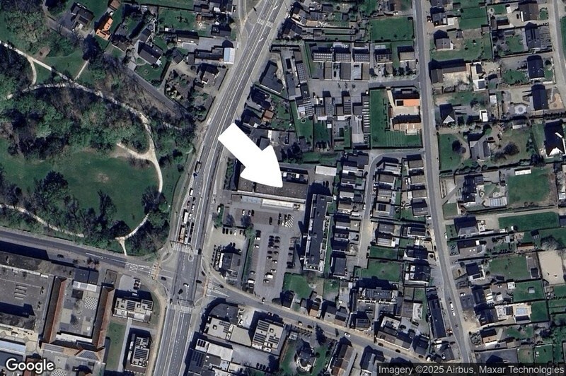 Rijksweg: Commercieel goed gelegen handelspand (ca 1.100 m²) met parking. 