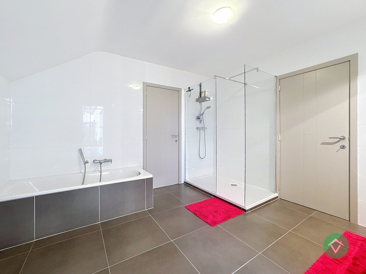 Luxe villa-appartement met dubbele garage en prachtig uitzicht in Koekelare 