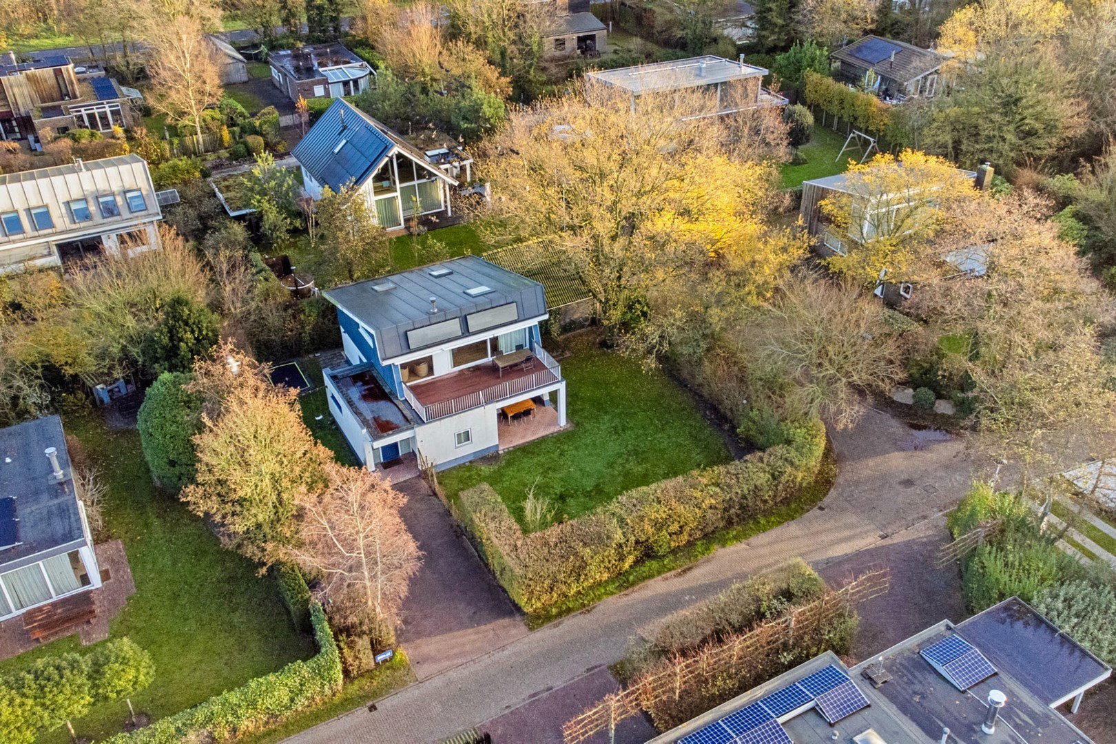 T.A. Makelaardij biedt aan: moderne architectonische vrijstaande villa met extra brede vrijstaande garage en royale private tuin rondom. 