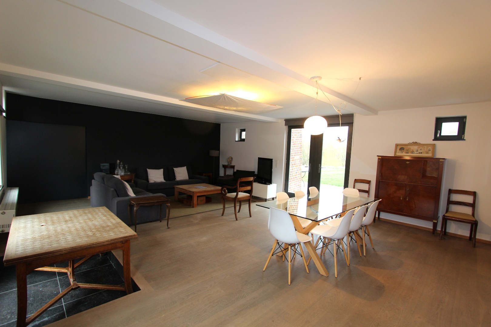 RUIME WONING VAN 390 m² MET GROTE TUIN EN ZWEMBAD 