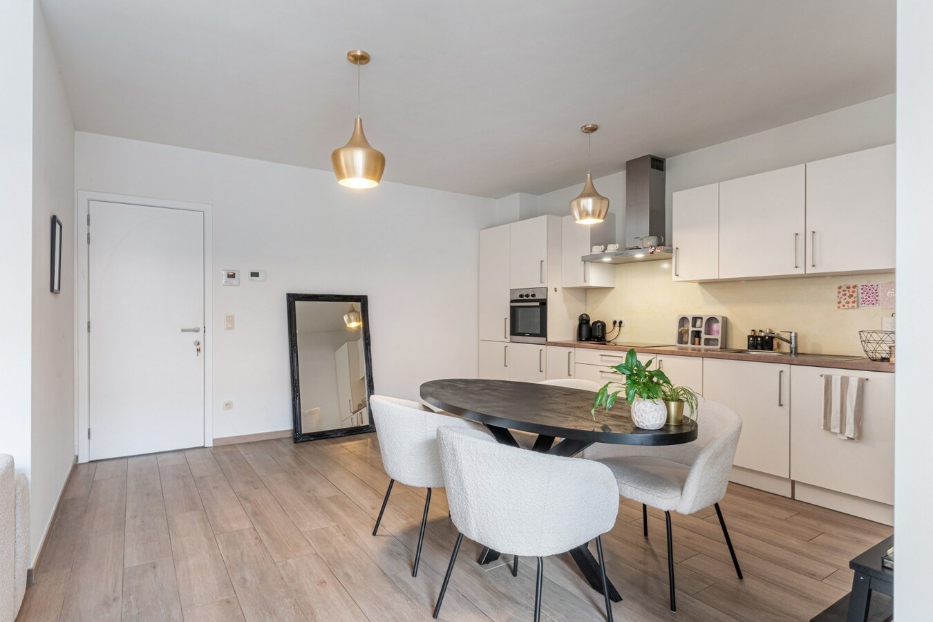 Recent, hoogwaardig afgewerkt gelijkvloers appartement, met terras en inpandige garage, in het centrum van Maaseik! 