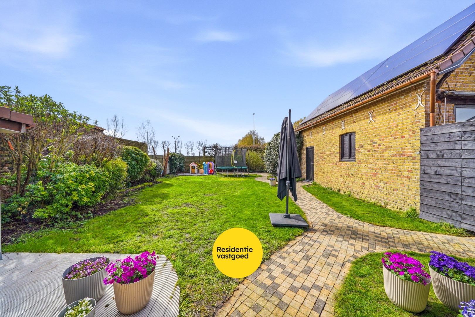 Karaktervolle halfopen bebouwing met multifunctioneel bijgebouw  in Westkerke 