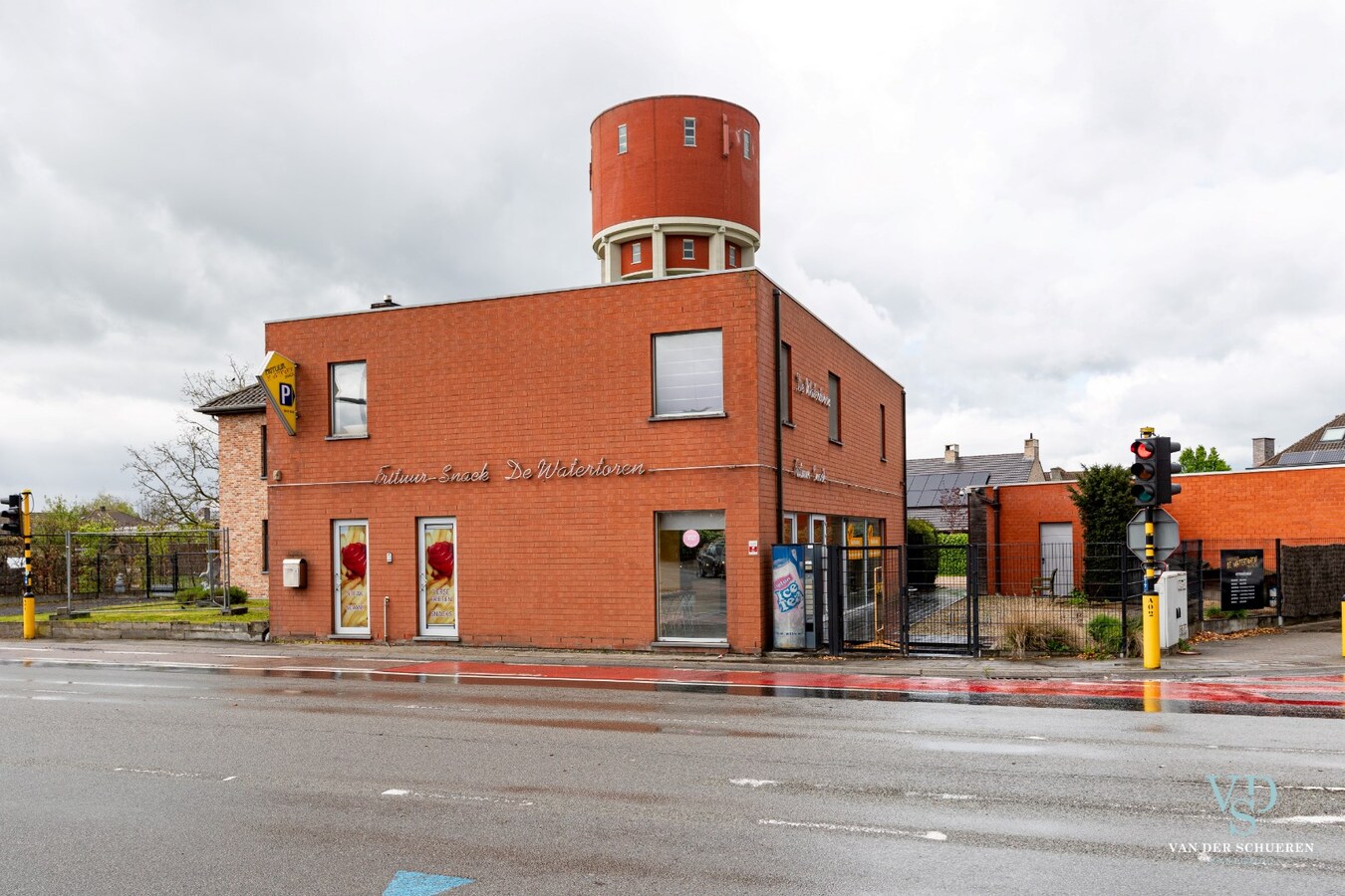 Handelspand mét woongelegenheid op commerciële locatie 