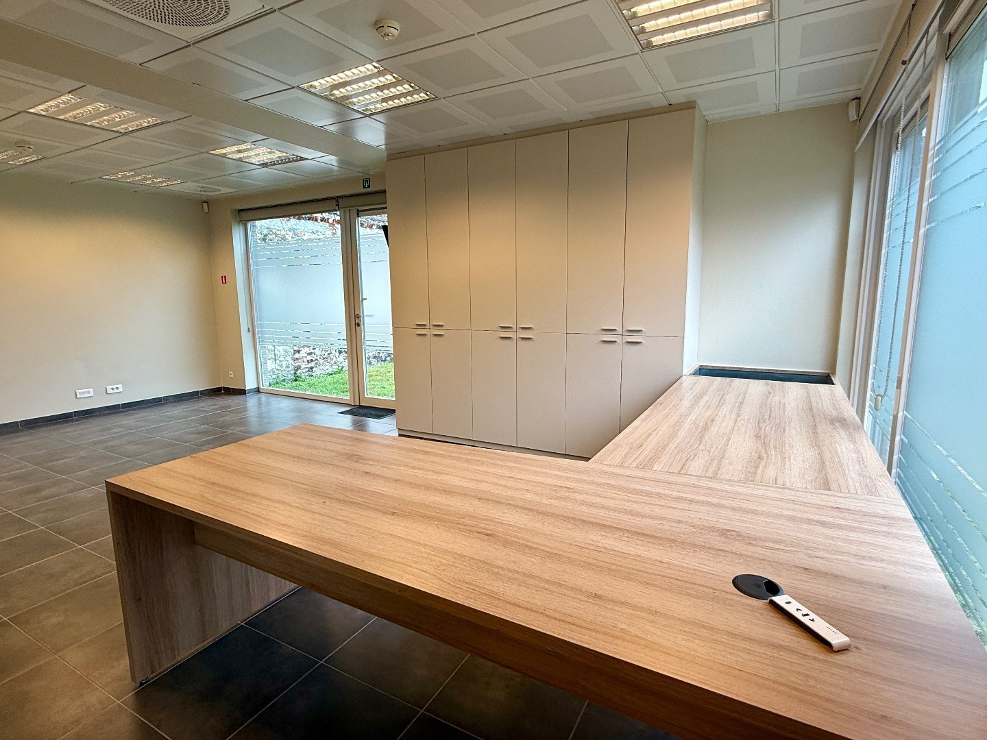 Modern handelpand/kantoor in centrum Oostakker (Gent) 